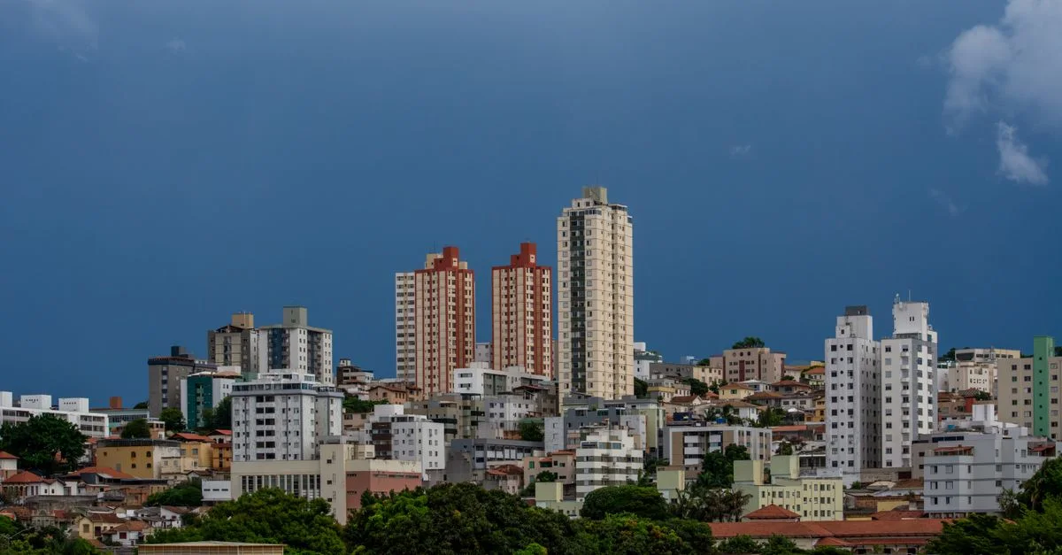 Imagem ilustrativa de Alerta Vermelho: Compreendendo a Tempestade e a Onda de Preocupação no Brasil