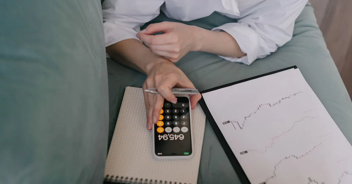 Imagem ilustrativa de Dólar e o Bolso do Brasileiro: Como a Cotação Afeta Seu Poder de Compra e o Consumo no País
