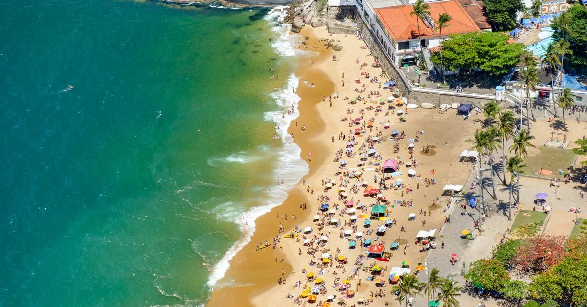 Imagem ilustrativa de Praias Conectadas: Como a Tecnologia Está Transformando a Experiência à Beira-Mar no Brasil