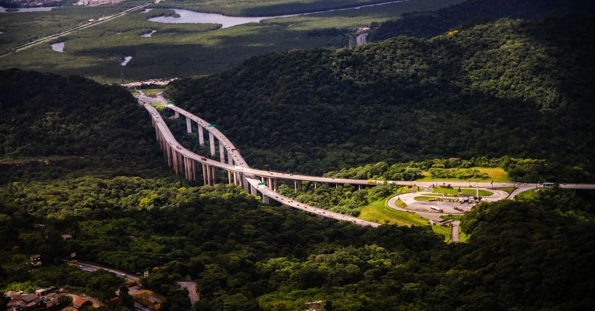 Imagem ilustrativa de Rodovias do Futuro: Como a Tecnologia Transforma Nossas Estradas em Vias Inteligentes e Seguras