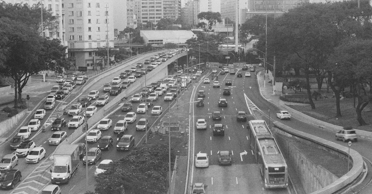 Imagem ilustrativa de Trânsito no Brasil: Desafios, Impactos e Caminhos para um Futuro Mais Fluido